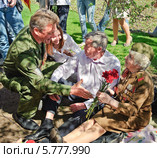 Поздравление ветерана Великой Отечественной войны, снайпера, связистки Зинаиды Константиновны Ивановой на Театральной площади во время праздника Победы 9 мая (2013 год). Редакционное фото, фотограф Алёшина Оксана / Фотобанк Лори