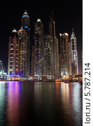 Небоскребы ночью в Дубаи на берегу залива в районе Dubai Marina (2014 год). Редакционное фото, фотограф Яна Королёва / Фотобанк Лори