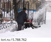 Уборка снега на улице города Южно-Сахалинска после метели. Апрель. Стоковое фото, фотограф Елена Киселева / Фотобанк Лори
