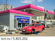 Смена зимниx шин на летние. Автомобиль на домкратах. Редакционное фото, фотограф Михаил Широков / Фотобанк Лори
