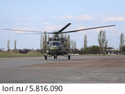 Военный транспортно-штурмовой вертолет Ми-8 АМТШ совершает посадку (2014 год). Редакционное фото, фотограф Алексей Гусев / Фотобанк Лори