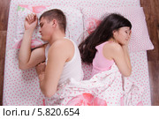 Девушка и парень отвернулись друг от друга, спя в постели. Стоковое фото, фотограф Иванов Алексей / Фотобанк Лори