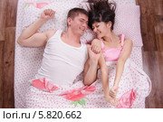 Молодые девушка и парень проснулись в постели и потягиваются. Стоковое фото, фотограф Иванов Алексей / Фотобанк Лори