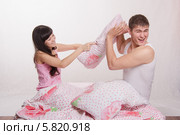 Парень защищается от удара подушкой. Стоковое фото, фотограф Иванов Алексей / Фотобанк Лори