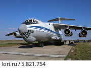 Военно-транспортный самолёт Ил-76 МД под разгрузкой на аэродроме (2014 год). Редакционное фото, фотограф Алексей Гусев / Фотобанк Лори