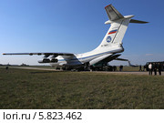 Погрузка военно-транспортного самолёта Ил-76 МД (бортовой номер RA-78817 ) (2014 год). Редакционное фото, фотограф Алексей Гусев / Фотобанк Лори