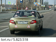 Учебный автомобиль движется по улице города. За рулем - ученик! (2014 год). Редакционное фото, фотограф Щеголева Ольга / Фотобанк Лори