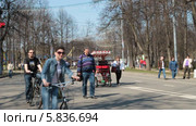 Отдыхающие на велодорожке весной в парке "Сокольники". Москва (2014 год). Редакционное видео, видеограф Сергей Соболев / Фотобанк Лори