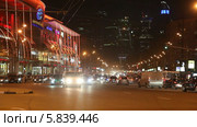 Ночное движение на Большой Дорогомиловской улице в Москве (2014 год). Редакционное видео, видеограф Наталья Волкова / Фотобанк Лори