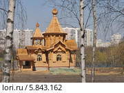 Строительство новой деревянной церкви. Москва. Братеево. Церковь Чуда Михаила Архангела (2014 год). Стоковое фото, фотограф Юрий Морозов / Фотобанк Лори