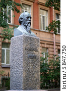 Бюст Н.А. Некрасова у дома, где жил поэт. Город Санкт-Петербург. (2011 год). Редакционное фото, фотограф Сергей Тюленев / Фотобанк Лори