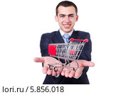 Менеджер преподносит покупательскую тележку на ладонях. Стоковое фото, фотограф Elnur / Фотобанк Лори