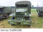 Американский ретро грузовик GMC CCKW-353, вид спереди, 3-й международный слет "Моторы войны" вблизи города Черноголовка, Московская область (2013 год). Редакционное фото, фотограф Малышев Андрей / Фотобанк Лори