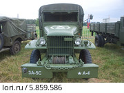 Американский военный грузовик GMC CCKW-353, вид спереди, 3-й международный слет "Моторы войны" вблизи города Черноголовка, Московская область (2013 год). Редакционное фото, фотограф Малышев Андрей / Фотобанк Лори