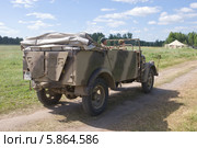 Немецкий ретро автомобиль Штерн Steyr 1500A/02 kfz.69 едет по дороге, вид сзади, 3-й международный слет "Моторы войны" вблизи города Черноголовка, Московская область (2013 год). Редакционное фото, фотограф Малышев Андрей / Фотобанк Лори