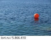Красный буек лежит на поверхности моря. Стоковое фото, фотограф Ирина Борсученко / Фотобанк Лори