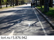 Велосипедная дорожка в парке имени Горького. Москва (2014 год). Редакционное фото, фотограф Яна Королёва / Фотобанк Лори