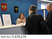 Оператор многофункционального центра информирует клиента (2014 год). Редакционное фото, фотограф Дарья Егорова / Фотобанк Лори