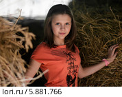 Юная девушка стоит в сарае для хранения сена (2014 год). Редакционное фото, фотограф Игорь Низов / Фотобанк Лори