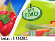 "Без ГМО". Надпись на упаковке с продуктами (2014 год). Редакционное фото, фотограф Цибаев Алексей / Фотобанк Лори