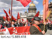 Первомайская коммунистическая колонна на Исаакиевской площади в Санкт-Петербурге. Партии РКРП и РОТ Фронт. (2012 год). Редакционное фото, фотограф Сергей Тюленев / Фотобанк Лори