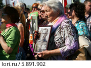 Пожилая женщина с фотографией фронтовика - орденоносца. Акция "Бессмертный полк" (2014 год). Редакционное фото, фотограф Щеголева Ольга / Фотобанк Лори