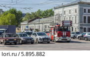 Москва. Городской пейзаж. Пожарная машина едет по Трубной площади (2014 год). Редакционное фото, фотограф Михаил Широков / Фотобанк Лори