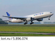 Boeing 777-200 авиакомпании United на взлёте (2013 год). Редакционное фото, фотограф Александр Тарасенков / Фотобанк Лори