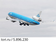 McDonnell Douglas Md-11 авиакомпании KLM на взлёте (2013 год). Редакционное фото, фотограф Александр Тарасенков / Фотобанк Лори