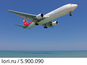 Таиланд. Остров Пхукет. Boeing 767-300 авиакомпании Nordwind на посадке низко над водой (2014 год). Редакционное фото, фотограф Александр Тарасенков / Фотобанк Лори