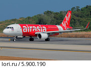 Таиланд. Остров Пхукет. Airbus 320 авиакомпании Air Asia на рулении (2014 год). Редакционное фото, фотограф Александр Тарасенков / Фотобанк Лори