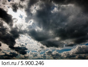 Черные тучи на синем небе пред дождем. Стоковое фото, фотограф E. O. / Фотобанк Лори