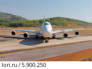 Таиланд. Остров Пхукет. Boeing 747-400 на рулении (2014 год). Редакционное фото, фотограф Александр Тарасенков / Фотобанк Лори