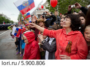 Севастопольцы, крымчане приветствуют военнослужащих российского Черноморского флота на Параде Победителей на проспекте Нахимова города-героя Севастополя, Россия 9 мая 2014. Редакционное фото, фотограф Николай Винокуров / Фотобанк Лори