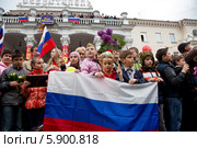 Севастопольцы, крымчане смотрят Парад Победителей на проспекте Нахимова города Севастополя, Россия 9 мая 2014. Редакционное фото, фотограф Николай Винокуров / Фотобанк Лори