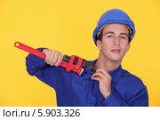 молодой рабочий с разводным ключом. Стоковое фото, фотограф Phovoir Images / Фотобанк Лори