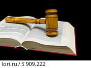 Судейский молоток на раскрытой книге, черный фон. Стоковое фото, фотограф Ласточкин Евгений / Фотобанк Лори