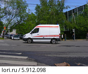 Автомобиль скорой медицинской помощи идет по улице Заморенова, Москва (2014 год). Редакционное фото, фотограф lana1501 / Фотобанк Лори