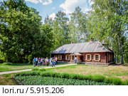 Экскурсия около дома ключника в музее-заповеднике Тарханы на Всероссийском Лермонтовском празднике летом, село Лермонтово, Пензенская область (2010 год). Редакционное фото, фотограф Андрей Малышкин / Фотобанк Лори
