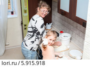 Счастливый ребенок показывает тесто на руках. Стоковое фото, фотограф Кекяляйнен Андрей / Фотобанк Лори
