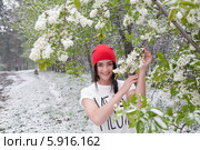 Девушка в цветущем саду радуется снегопаду. Стоковое фото, фотограф Момотюк Сергей / Фотобанк Лори