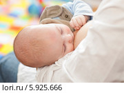 Малыш сосет материнскую грудь. Стоковое фото, агентство BE&W Photo / Фотобанк Лори