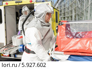 Врач-эпидемиолог с дезинфекционным контейнером. Стоковое фото, фотограф CandyBox Images / Фотобанк Лори