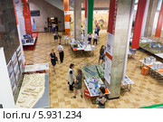 Посетители на архитектурной выставке (2014 год). Редакционное фото, фотограф Родион Власов / Фотобанк Лори