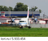 Самолет "Ан-140" (бортовой UR-14007) авиакомпании "Мотор-Сiч" на рулении во Внукове (2013 год). Редакционное фото, фотограф Alexei Tavix / Фотобанк Лори