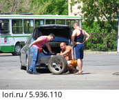 Ремонт автомобиля на улице, район Люблино, Москва (2014 год). Редакционное фото, фотограф lana1501 / Фотобанк Лори