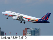 Airbus A320 (бортовой OO-SNC) авиакомпании Brussels Airlines вылетает из Домодедова (2014 год). Редакционное фото, фотограф Alexei Tavix / Фотобанк Лори