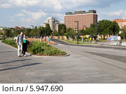 Горожане в пешеходной зоне на Крымской набережной (2014 год). Редакционное фото, фотограф Родион Власов / Фотобанк Лори