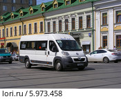 Маршрутное такси 322м двигается по Спартаковской улице, Москва (2014 год). Редакционное фото, фотограф lana1501 / Фотобанк Лори