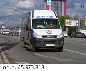 Маршрутка 41м маршрута идет по улице Щелковское шоссе, Москва (2014 год). Редакционное фото, фотограф lana1501 / Фотобанк Лори